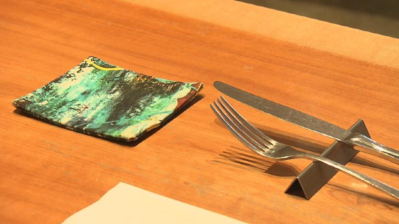 店主の絵が施されたコースター