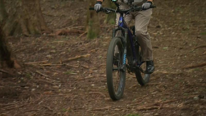 オフロードコースを走っている