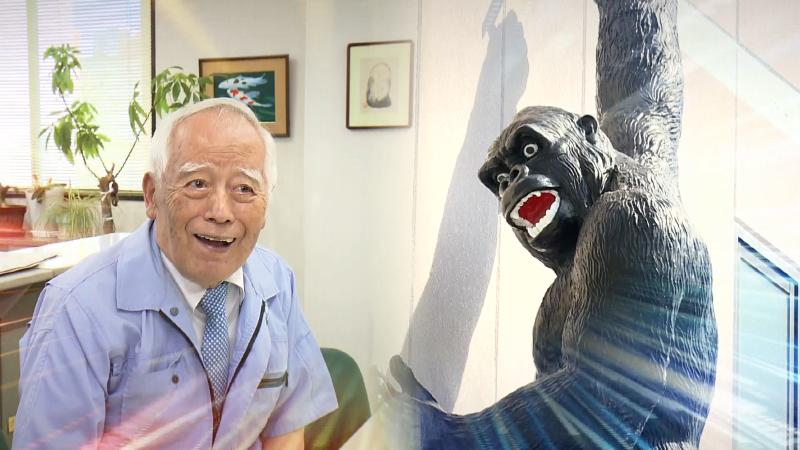 会長とゴリラ像