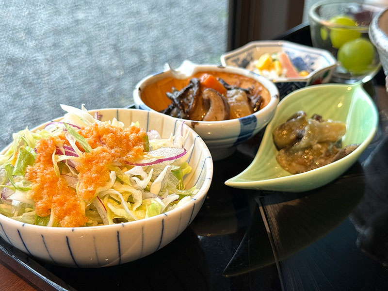 セットのサラダや小鉢