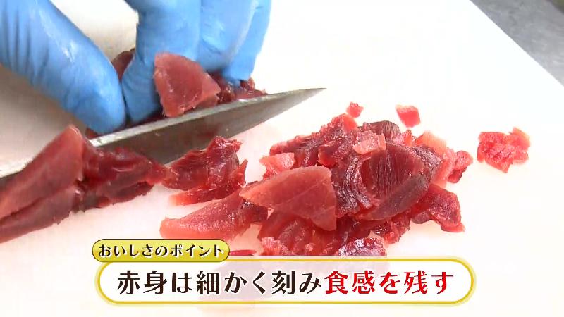 ネギトロの赤身は、たたかず細かく刻んで食感を残す