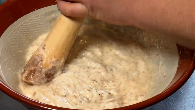 とろろをすりおろす工程