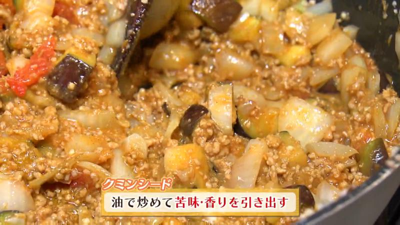 クミン・シードは油で炒めて苦み・香りを引き出す