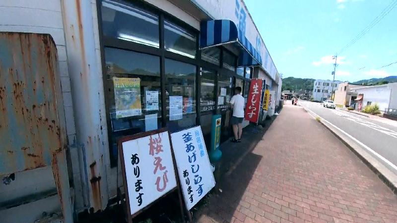 用宗港の漁協直売所