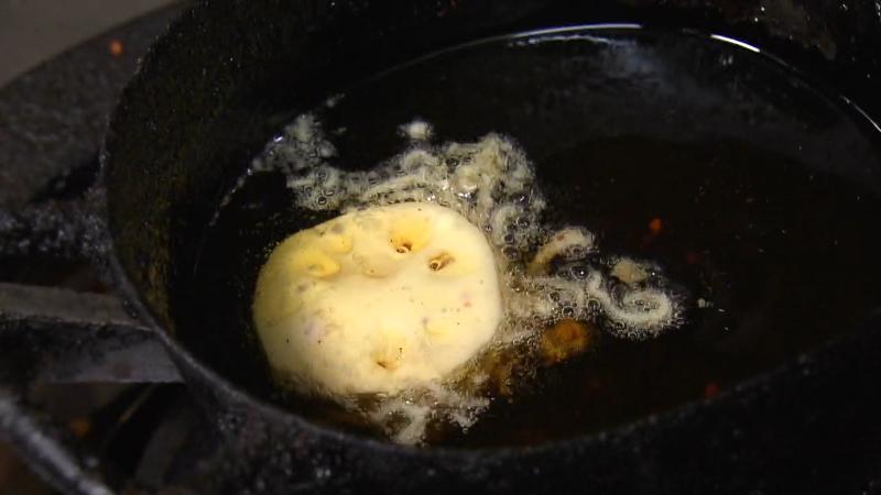 レンコンのはさみ揚げを揚げている