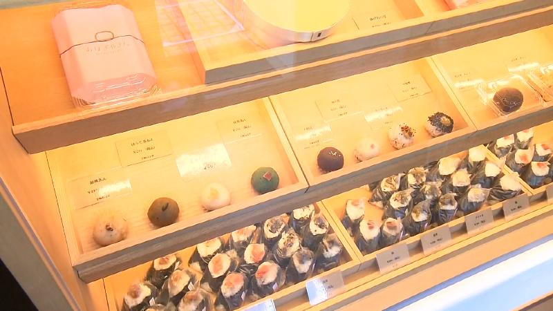 店内のショーケースにカラフルなおはぎとおにぎりが並んでいる