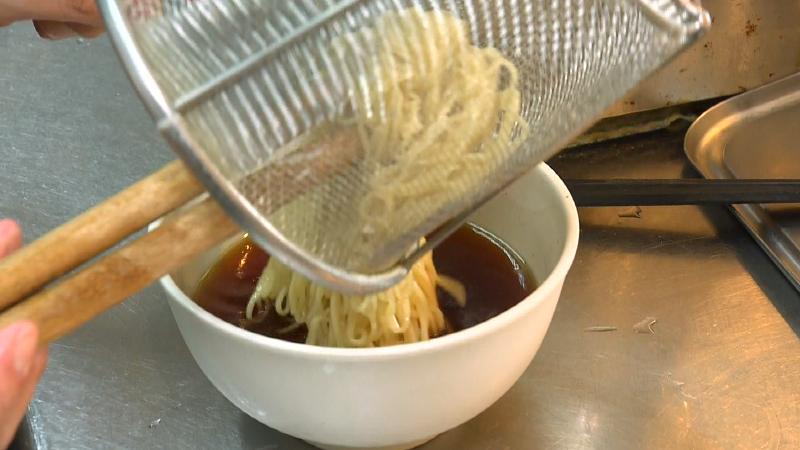スープに麺を投入