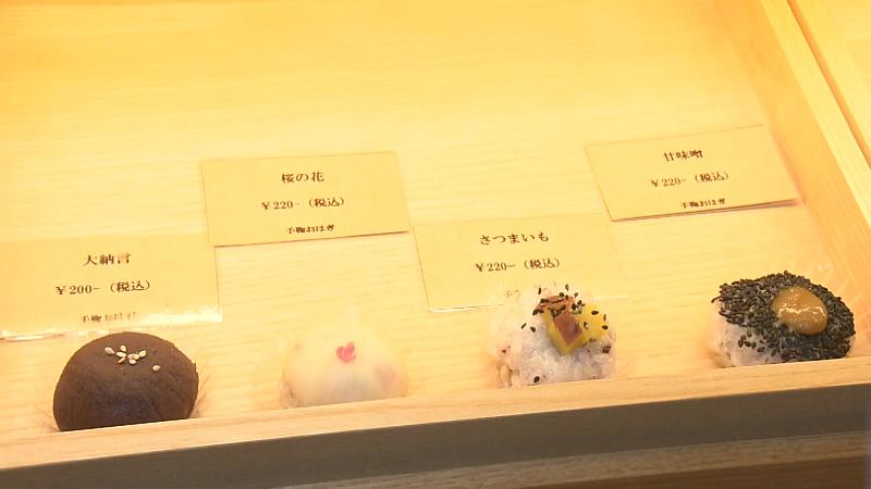 ショーケースに並ぶおはぎ