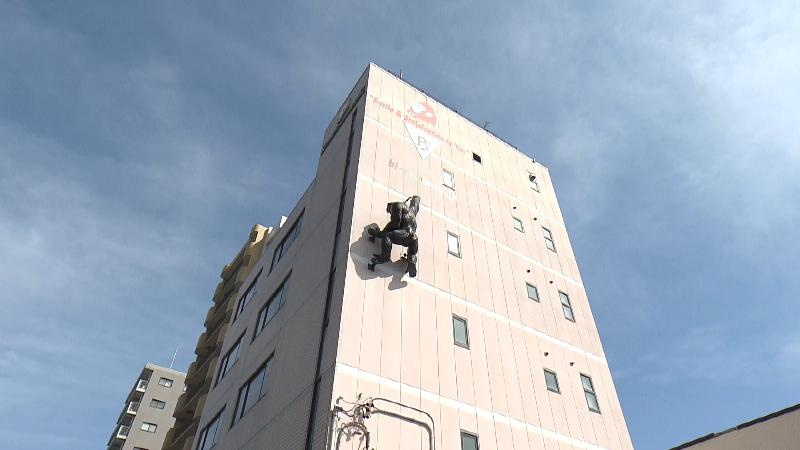 ビルを登るゴリラ像