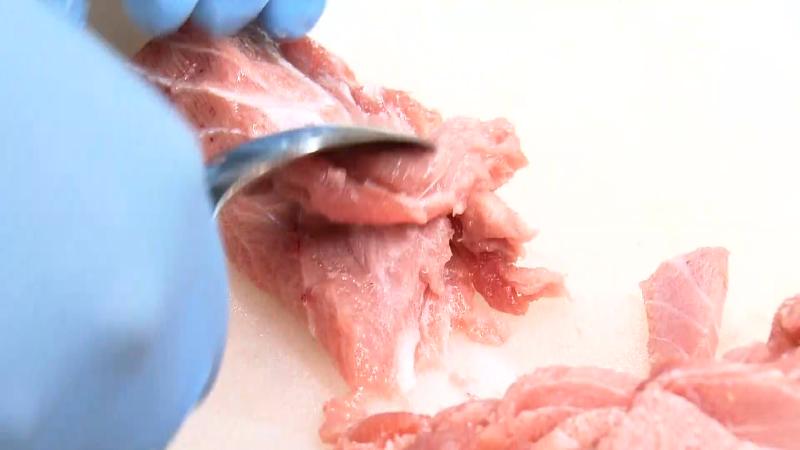 ネギトロ(脂身の部分をスプーンですいている)