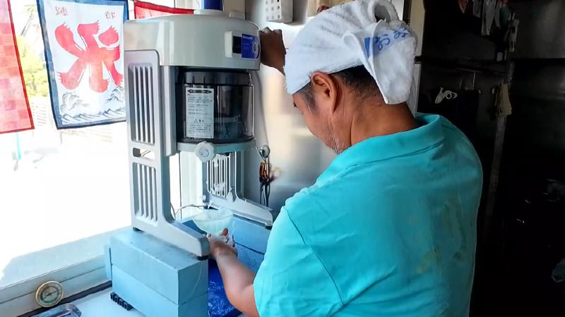 かき氷を作っている