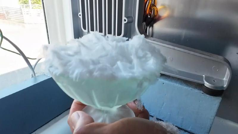 製作途中のかき氷