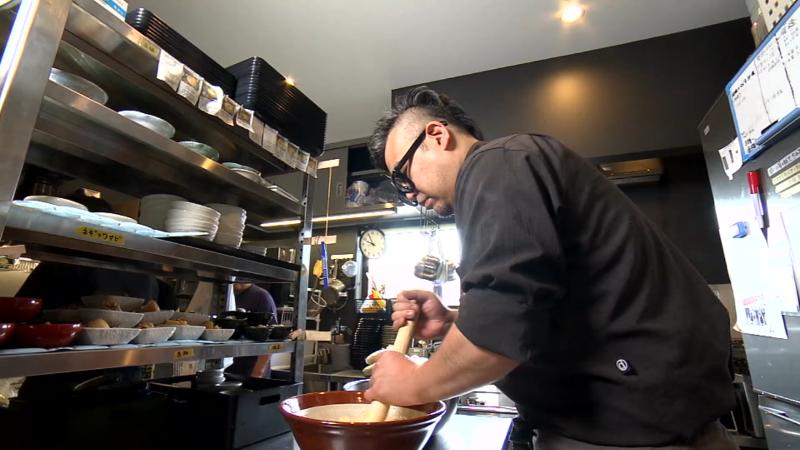 自然薯をすりおろす冨岡さん