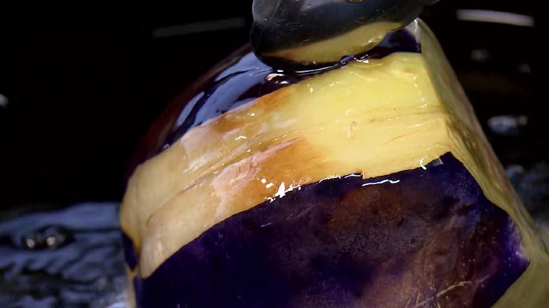 極みすてーきなすを素揚げしている