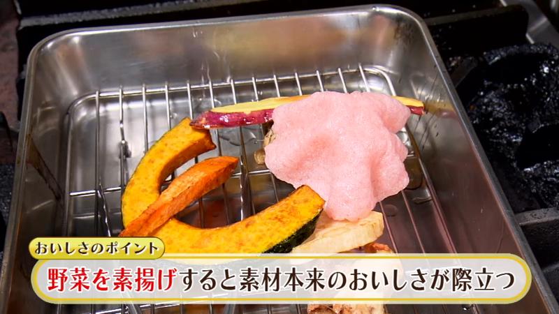 野菜を素揚げしている