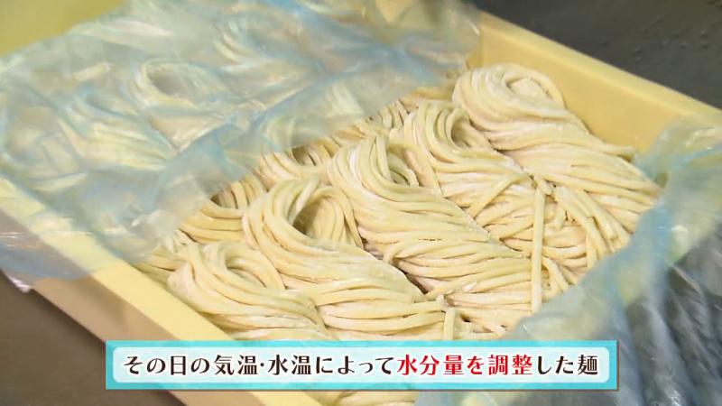 その日の気温や水温によって水分量を調整した自家製麺