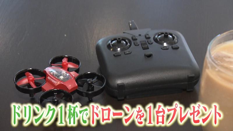 小型ドローンとコントローラー