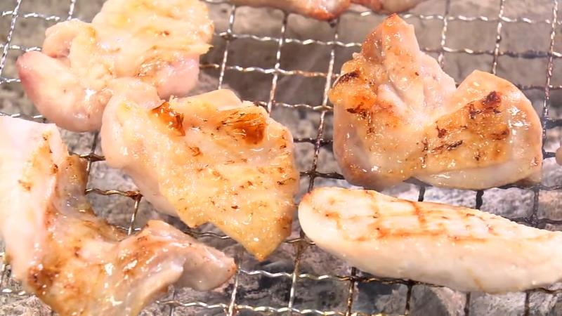 炭火で焼かれる鶏肉