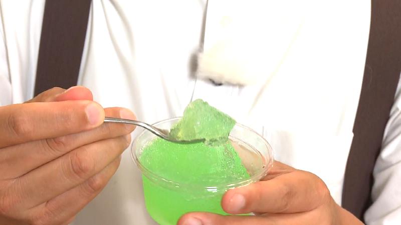 スプーンですくったサイダーかん