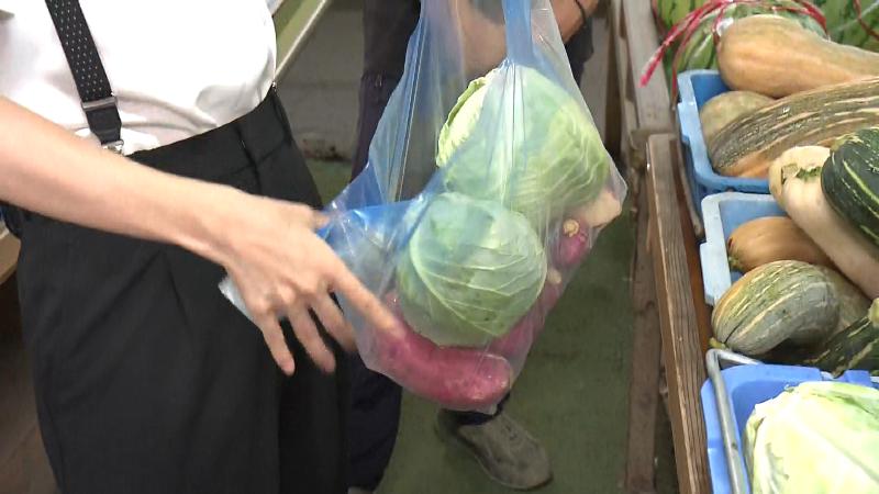 ビニール袋に入ったキャベツとサツマイモ