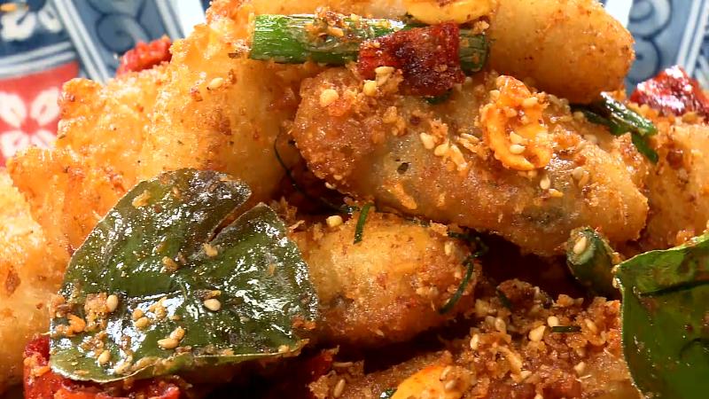 旬の魚とマコモダケの香り揚げ 香港の漁師風(1880円)