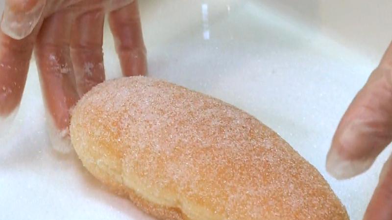 あげぱんに砂糖をまぶしている