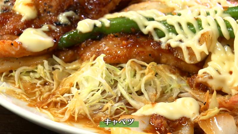 生姜焼きの下に敷かれたキャベツ