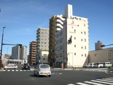 ゴリラがいるビルがある六間通り