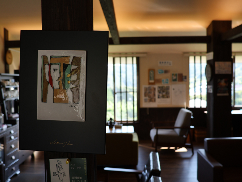 ラウンジの絵画