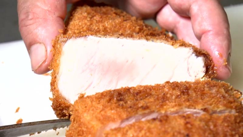 とんかつを切っている