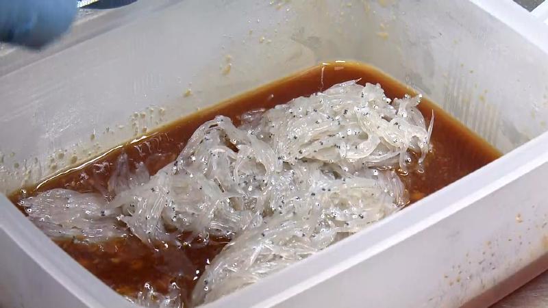 生シラスをしょうゆとショウガのタレに漬けている