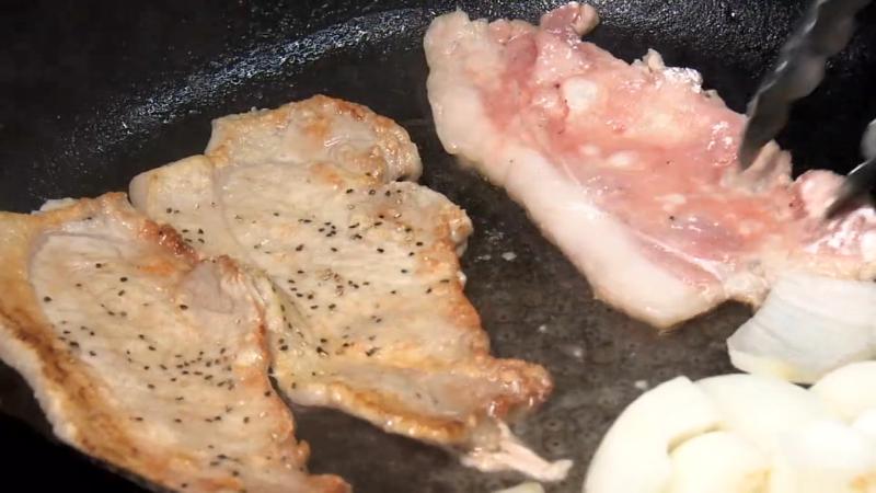 豚肉を焼いている