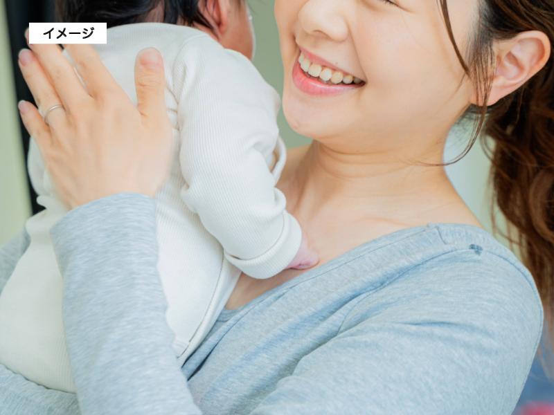 イメージ画像　笑顔の母親