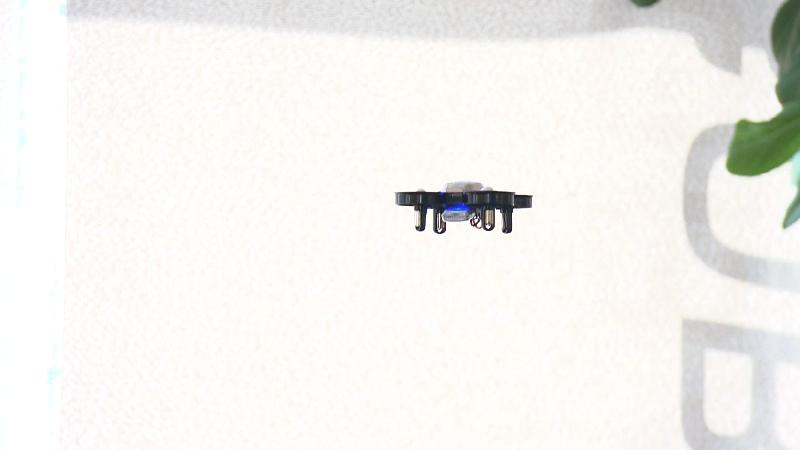 店内をドローンが飛んでいる