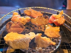 網で焼かれた鶏肉