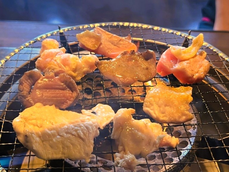 網で焼かれた鶏肉