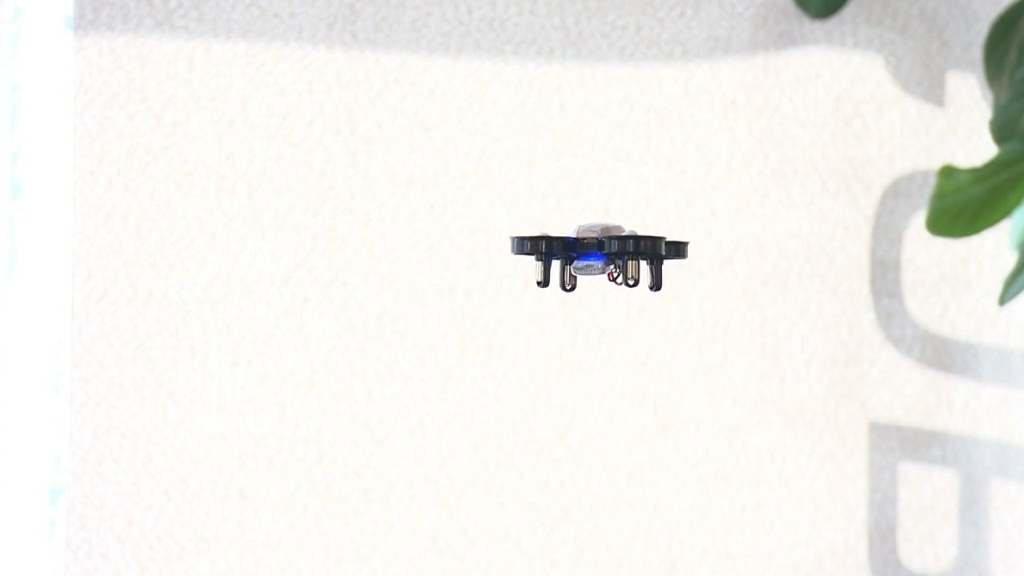 店内を飛んでいるドローン