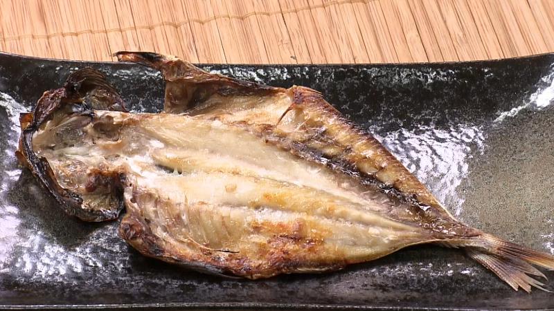焼いたアジの干物
