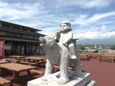 熊にまたがりまさかりを担いだ金太郎像