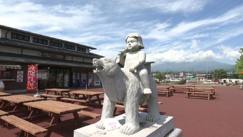 熊にまたがりまさかりを担いだ金太郎像