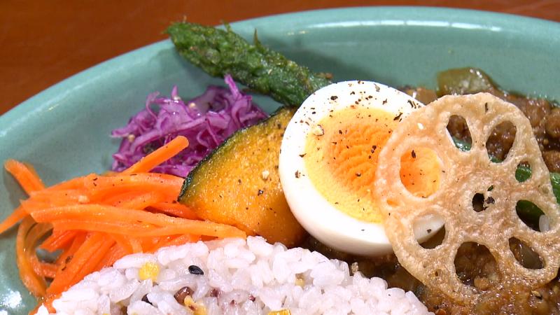 付け合わせの素揚げ野菜・ゆでたまごなど