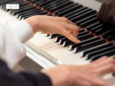 イメージ画像：ピアノをひく