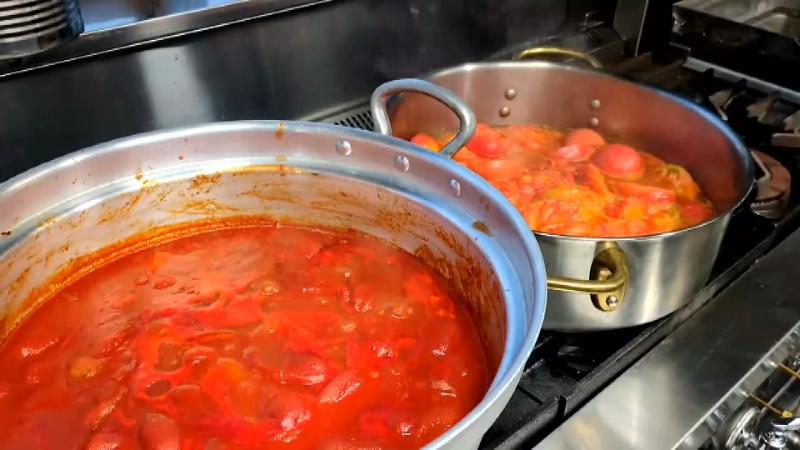 生のトマトとホールトマト2種類をブレンドした特製ソース