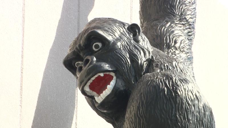 目を見開き口を開けるゴリラ像