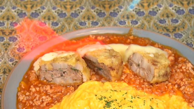 レンコンの炙りチーズ ミートオムライスを炙っている