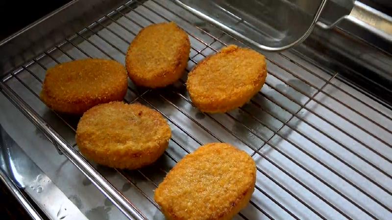 揚げたてのマキノハニーの完熟トマトコロッケ