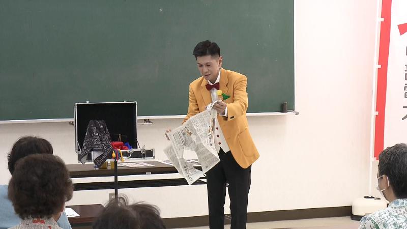 マジックを披露するマギー塁さん