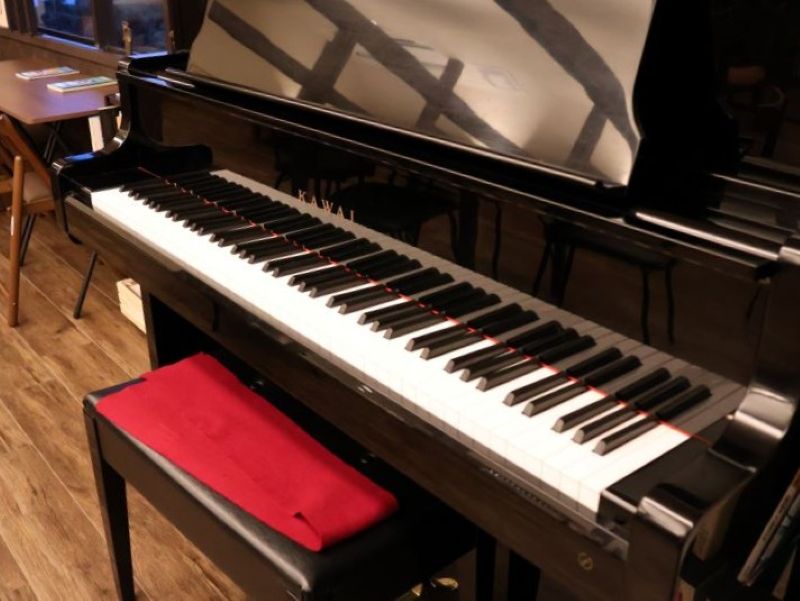 ラウンジに置かれたピアノ