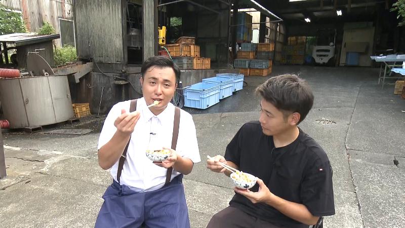 炊き込みご飯を試食するにむらリポーター