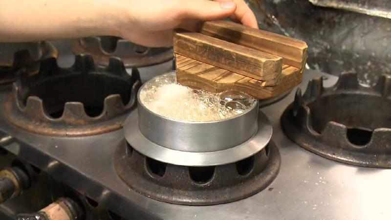 釜めしを炊いている